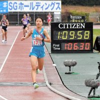 １５位でゴールした市船橋のアンカー天羽海乃＝２１日、たけびしスタジアム京都