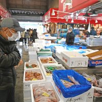 歳末感謝、水産物ずらり　卸売市場、市民開放で活気　千葉市　【師走スケッチ２０２５】
