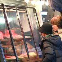 マグロの購入を検討する利用客＝２５日、千葉市地方卸売市場