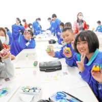 「福」呼ぶフクロウできた！　御宿　つるし雛作りで日台交流　商工会女性部が手ほどき