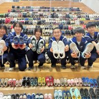 足を守る４８９足届け　フィリピンの子どもに寄付　勝浦中から支援広がる