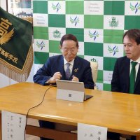 選抜高校野球出場が決まり、拳を握って喜ぶ富山理事長（左）＝３０日、松戸市