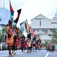 鎌ケ谷市民まつりで勇姿を見せる「相馬野馬追」の騎馬武者行列（鎌ケ谷市提供）