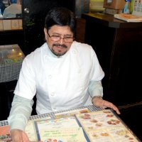 店内でメニューを説明するサジュワンさん