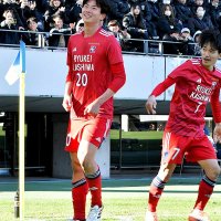 ＰＫを決めて喜ぶ流通経大柏・大藤（左）