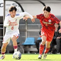 流通経大柏―大分鶴崎　前半、競り合う流通経大柏・昇（左）＝２日、千葉市のフクダ電子アリーナ