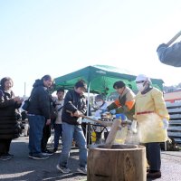 早期再開願う餅つき　いすみ鉄道国吉駅で　応援団、汁粉など振る舞う