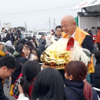 「港の朝市」初売りで活気　いすみ・大原漁港　鏡開き、獅子も登場