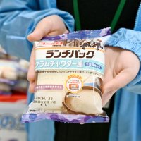 牛乳は千葉県産を使用。トーストするとさらにおいしいという＝１１日、千葉市美浜区