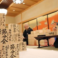 成田山新勝寺の節分会の豆まきで使用する福枡に文字を入れる僧侶＝１３日、成田市