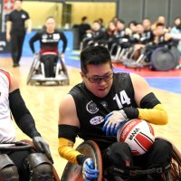 激しいタックル児童ら興奮　車いすラグビー選手権　ＲＩＺＥ　ＣＨＩＢＡ　８チーム熱戦　千葉市