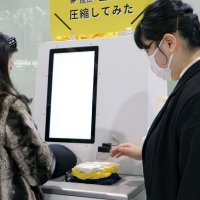 服の圧縮機お試しで　旅先の悩み解消　アパレル系企業、２月、羽田でも実験　成田空港