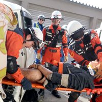 車内で挟まれていたけが人を救出する訓練に取り組む消防の特別救助隊員ら