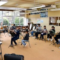 地域のイベントで演奏を披露することを目標に練習に励んでいる