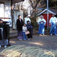 父親の越後谷一敏さんの介添えで矢を射るわかとの敏信さん＝２４日、君津市