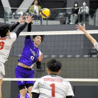 千葉―ＴＭ東京　第３セット、スパイクを放つ千葉・手塚（左から２人目）＝２４日、千葉市のＹｏｈａＳアリーナ