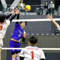 第３セット、スパイクを放つ千葉・手塚（左から２人目）＝ＹｏｈａＳアリーナ