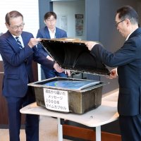 タムカプセルを開封する米本市長（左）ら＝旭市役所