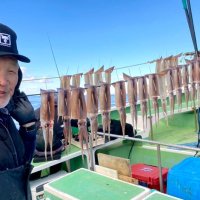 平砂浦沖で釣り上げたイカ（写真は「萬栄丸」提供）