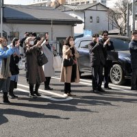 衆院選の公示日を迎え、選挙カーの出発を見送る聴衆＝２７日、市川市