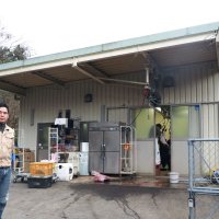 「房総いのかジビエセンター」の前に立つ堂野前さん