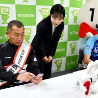 「簡単」スマホで確定申告　ブリオベッカ浦安・市川　都並監督ら体験