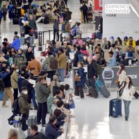 国際線の利用客らでにぎわう成田空港＝２０２５年４月、成田市