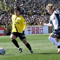 柏レイソル―ジェフ千葉　前半、競り合う柏・久保（左）と千葉・日高＝３１日、三協フロンテア柏スタジアム