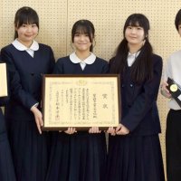 日本学校合奏コンクール全国大会グランドコンテストで念願の全国１位を獲得した習志野一中管弦楽部の３年生ら。坂井さん（中央）はソロ部門でも１位を獲得＝習志野市