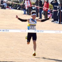 １位でゴールする小見川中のアンカー