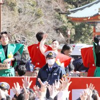 成田山新勝寺の節分会で豆をまく大河ドラマ出演者の（左から）大東さん、白石さん、仲野さん＝３日、成田市