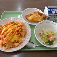 「クララ・ホイットニー給食」として並んだオムライスやアップルパイ、西洋野菜のサラダ