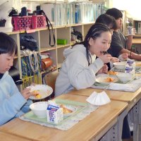 「クララ給食」味わう　佐倉・小中学校でオムライスなど　西洋料理広めた功績学ぶ