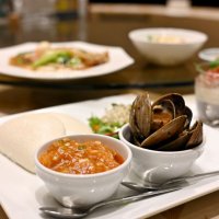 「海老とあさりの蒸しパン」。弾力のあるエビと大ぶりのアサリで、食べ応えのある一品になっている＝３日、千葉市中央区