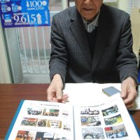 自身の反戦・反核の活動を説明する荒木さん＝１月３０日、千葉市稲毛区
