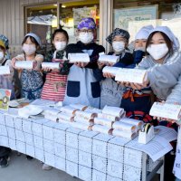 「むつざわ丼」どうぞ！！　睦沢小５年生考案、１５０個完売　地元米ＰＲ、サケ復活願い