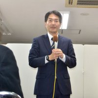 議席を守れず、支援者を前に敗戦の弁を述べる中道改革連合の奥野氏＝８日、四街道市