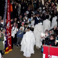 １００日間の過酷な修行を終えた荒行僧たちを迎える家族や檀家＝１０日、市川市の中山法華経寺