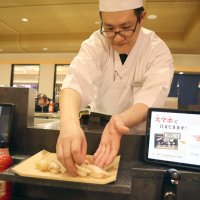 熟練の板前が目の前ですしを握る