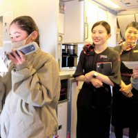 児童は機内アナウンスに挑戦し、航空業界の仕事について理解を深めた
