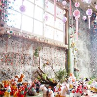 住民グループ「手づくり屋」が、手作りの馬やまりを工夫を凝らして飾っている「手づくりの蔵」
