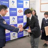 調整池に男児、下校中の高校生が制服のまま入り救出　連携した中高生３人に印西署感謝状　「今後も人助けしたい」