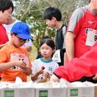 【写真複数あり】走ってイチゴ堪能　マラソンに親子ら２８００人　旬の特産品「甘くておいしい」　千葉市