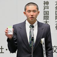 組み合わせ抽選会で「１８」番のくじを引いた専大松戸の高貝規仁主将＝６日、大阪市内