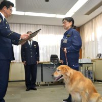 表彰を受けるすあまと外山さん＝佐倉署