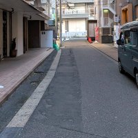 １１日の人倒れ事件で男性が倒れていた道路＝１２日午後４時３５分ごろ、船橋市本町６