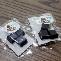 オリーブ葉パウダー含有率が１％（左）と３％の２種類