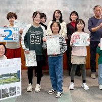 誕生日の新聞読み版画　市原・湖畔美ワークショップ、本紙使用　「世界に一枚」親子ら笑顔