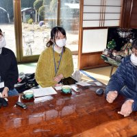 村民の話に耳を傾ける成城大の学生＝長生村