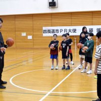 千葉ジェッツ佐藤元主将「まず挑戦を」　出身地四街道バスケ教室　児童、ゲーム形式で楽しさ学ぶ